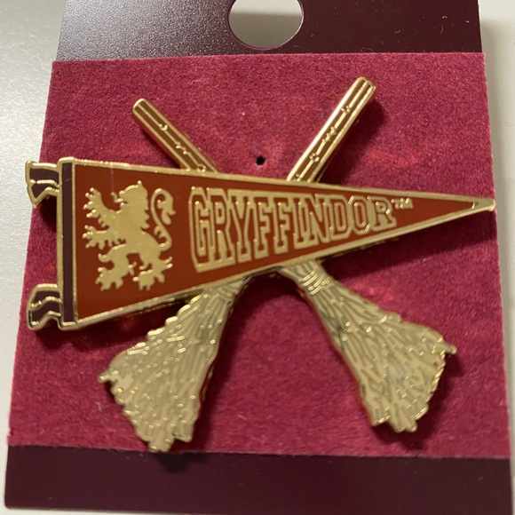 The Wizarding World of Harry Potter Gryffindor Flag Pin New - Picture 5 of 10